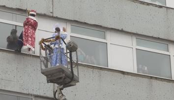 Děti v ruské nemocnici překvapili slaňující děda Mráz a Sněhurka