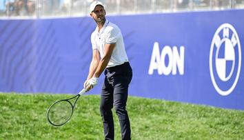 Djokovič vyměnil raketu za golfovou hůl. Svůj odpal slavil jako Ronaldo