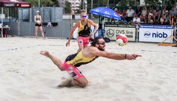 Nadupaný turnaj v beachvolejbalu ovládla silná mužská dvojice