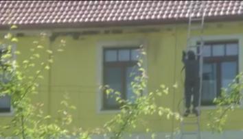 Hnízda jiřiček smetli ze střechy tlakovým čističem! Sousedi to natočili