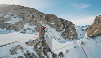 Francouzský snowboardcrossař se smál nebezpečí do očí. Skákal kolem skal