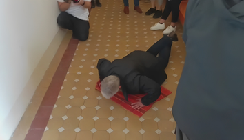 Zvláštní forma podpory pro zubařku. Křik u soudu nestačil, žena začala dělat kliky
