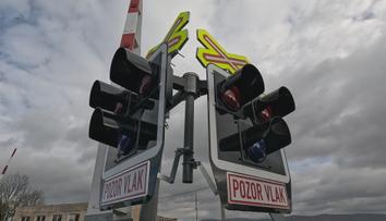 Vlaky jezdí v nouzovém režimu. Na Liberecku někdo ukradl kabely