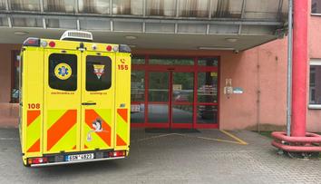 Drama v obří koloně u Brna: Mezi auty kličkovala sanitka s miminkem v inkubátoru