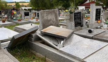 Vlašimí otřáslo poničení hrobů na hřbitově. Důvodu lidé nemohou uvěřit