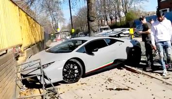 Machroval s károu za 7,5 milionu. Po pár metrech ji rozmlátil o zeď