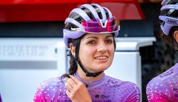 Šílený pád na slavném závodě. Cyklistka přeletěla svodidla