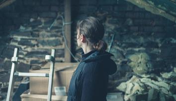 Žena odhalila děsivé tajemství svého podkroví. Někdo v něm tajně žil