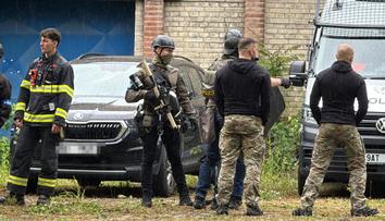Squatteři obsadili dům v Praze 6. Vylezli na střechu a odmítají odejít