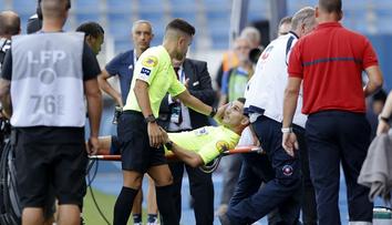 Děsivý moment ve francouzské Ligue 1. Sudí pozdravil hráče, pak zkolaboval