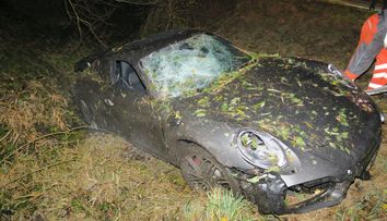Mladý řidič naboural do stromu, škoda na jeho porsche je několik milionů
