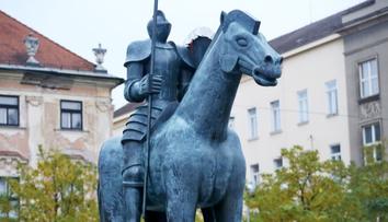 Muži v Brně strhli ze sochy ukrajinskou vlajku. Dáme ji, kam patří, křičeli