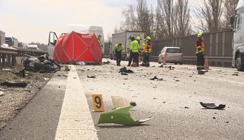 Na dálnici D5 havaroval motorkář. Srážku s dodávkou nepřežil