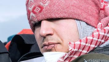Bourání tábora v Calais: Uprchlíci protestují SEŠITÝMI ÚSTY
