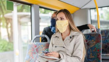 Vědci: Dvoumetrové rozestupy šíření viru nezabrání. Venku jsou zbytečné