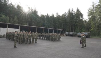 Přes tisíc studentů obléklo uniformu. Zažívají vojenský výcvik na vlastní kůži