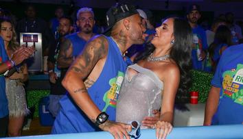 Neymar dováděl na karnevalu v Riu. Jeho těhotná partnerka ukázala i kalhotky