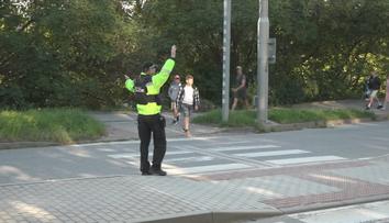Nová pravidla pro auta. „Školní“ ulice u rodičů budí emoce