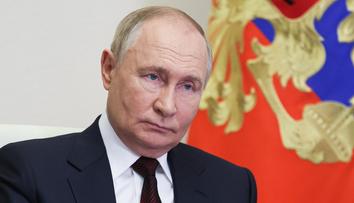 Putin používá chůdy, aby vypadal vyšší. Usvědčil se před kamerami
