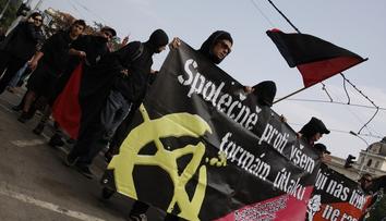 Ve Frýdku-Místku se strhla rvačka. Neonacisté napadli průvod anarchistů