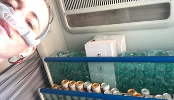 Jízda vlakem se proměnila v noční můru. Na vozíčkářku padaly plechovky piva