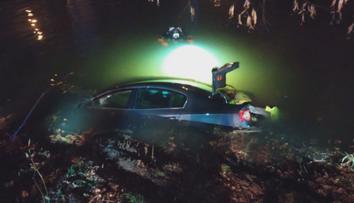 Auto ujíždějící před policií nikdo neukradl. Majitel se přiznal