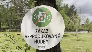 Kempy zakazují reprodukovanou hudbu. Kdo neposlechne, musí odejít
