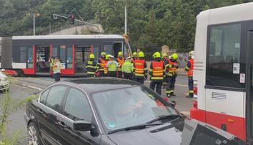 Na Smíchově se srazila tramvaj s autobusem, na místě se tvořily kolony