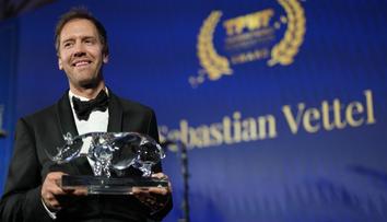 Bývalý šampion F1 znovu na trati, monopost vyměnil za tenisky
