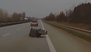 VIDEO: Špatně zajištěný gauč ohrozil dopravu. Vyletěl přímo před policii