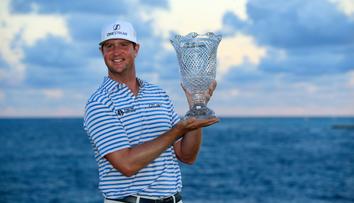 Golfistu bodl sršeň, i tak ukončil trápení a získal po třech letech trofej