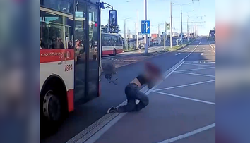 Drsné záběry z Brna. Dívka vběhla přímo pod jedoucí autobus
