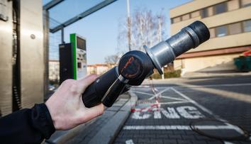 Dřív levné a oblíbené palivo v Česku skomírá. U osobních aut ho vytlačily baterky
