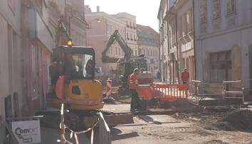 Rekonstruované náměstí se bude muset znovu opravit. Místní jsou zoufalí