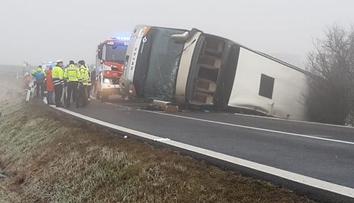 Autobus s dětmi havaroval u Blšan: 62 zraněných, vrtulník nemohl přistát