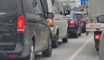Dálnice D6 na Karlovy Vary je u Prahy uzavřená, vyprošťují tam kamion