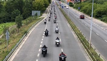 Takhle se loučí Hells Angels! Prahou projel smuteční průvod