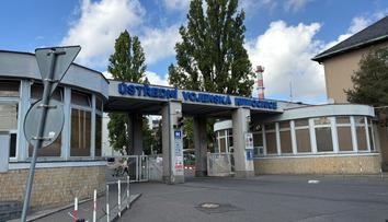 Rozsáhlá razie v pražské nemocnici. Policie zadržela tři náměstky ÚVN