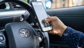 Tvrdá změna pravidel. Britové budou trestat za používání mobilu i spolujezdce