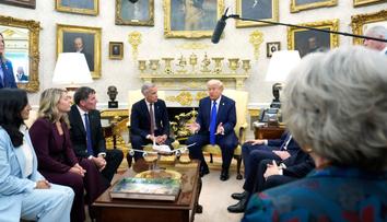 Fotografie Trumpa vyvolaly spekulace o jeho zdraví. Média řeší jeho kotníky