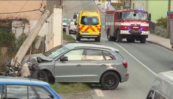 Prchající řidič málem smetl policistu, pak přerazil sloup!