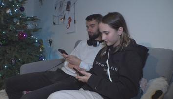 SMS zprávy u Čechů propadly. Na Štědrý den si lidé hlavně telefonovali