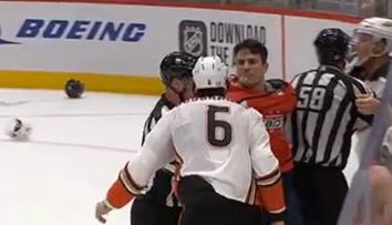 Nechutný útok Vránova parťáka: Protihráči v NHL plivl do obličeje!