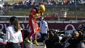 Hamilton rozpálil Silverstone! Doma urval pole position o 11 tisícin