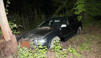 Opilá žena vylétla s autem ze silnice, zraněné dítě skončilo v nemocnici