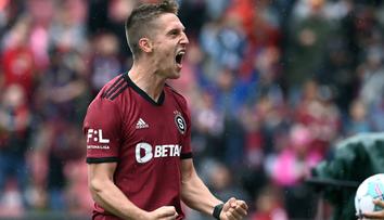 Tohle nebyla červená? Wiesner drsně sundal protihráče, sudí nepískal