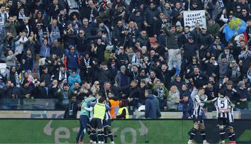 Šok v Itálii. Vlak s fanoušky Benátek napadli příznivci Udine, zranili několik lidí