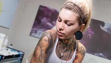 Holka jako obrázek! Takhle vypadá vítězka soutěže Miss Tattoo