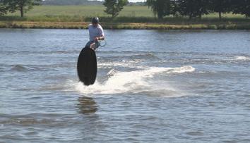 Z kola a lyží na vodní prkno. Sportovní hvězdy řádily na jetsurfech