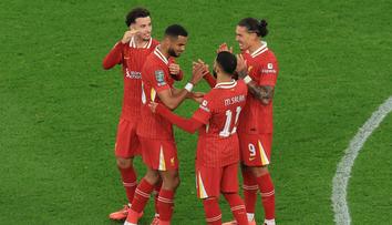 Liverpool a Arsenal jdou po jasných výhrách dál. Za Gunners dal góly megatalent